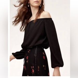 Aritzia Wilfred Eleanora Blouse Cropped
Off Shoulder Top